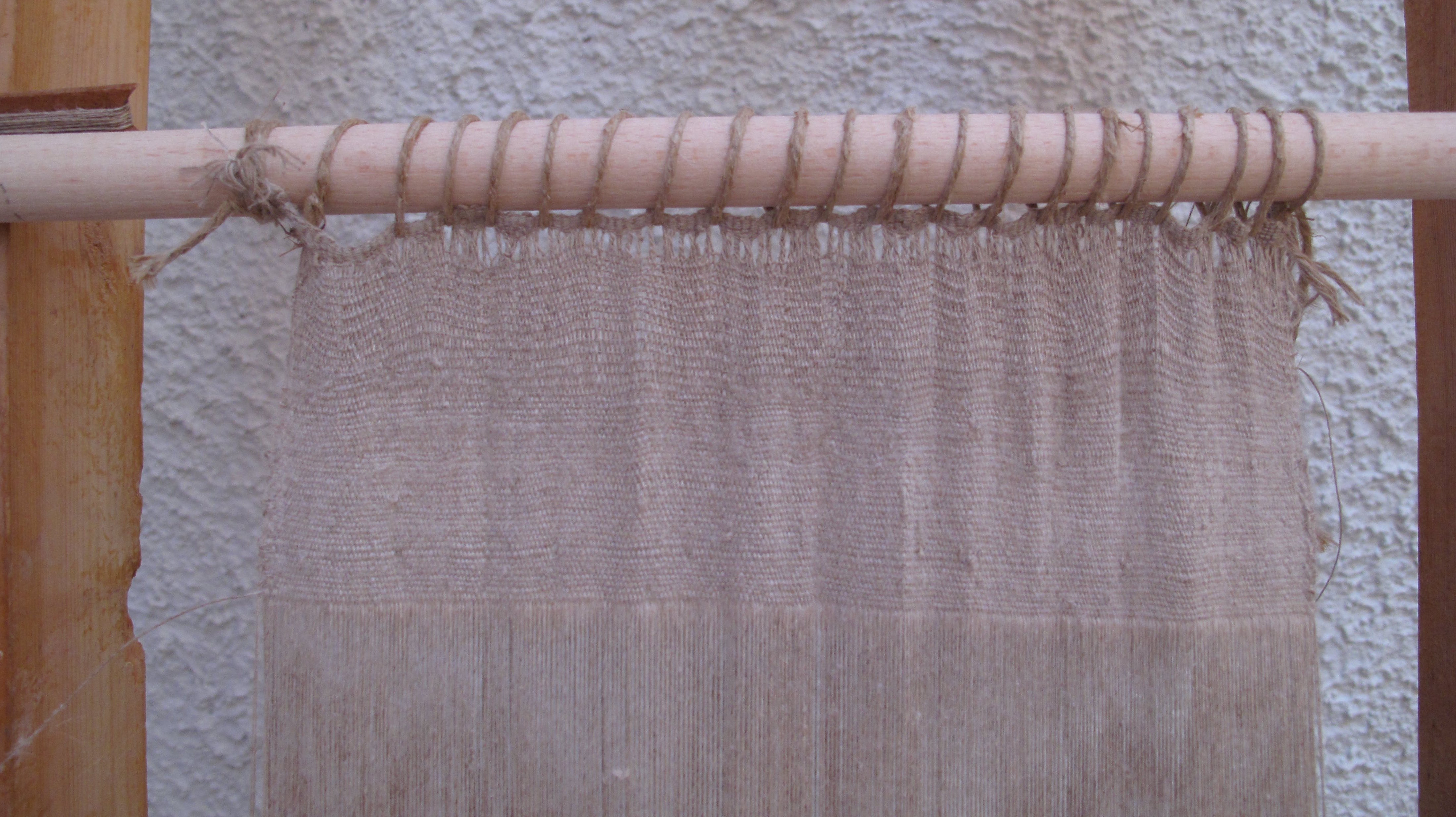 Ανακατασκευή λινού υφάσματος από το Ακρωτήρι στον όρθιο αργαλειό με βάρη. Σ. Σπαντιδάκη.
