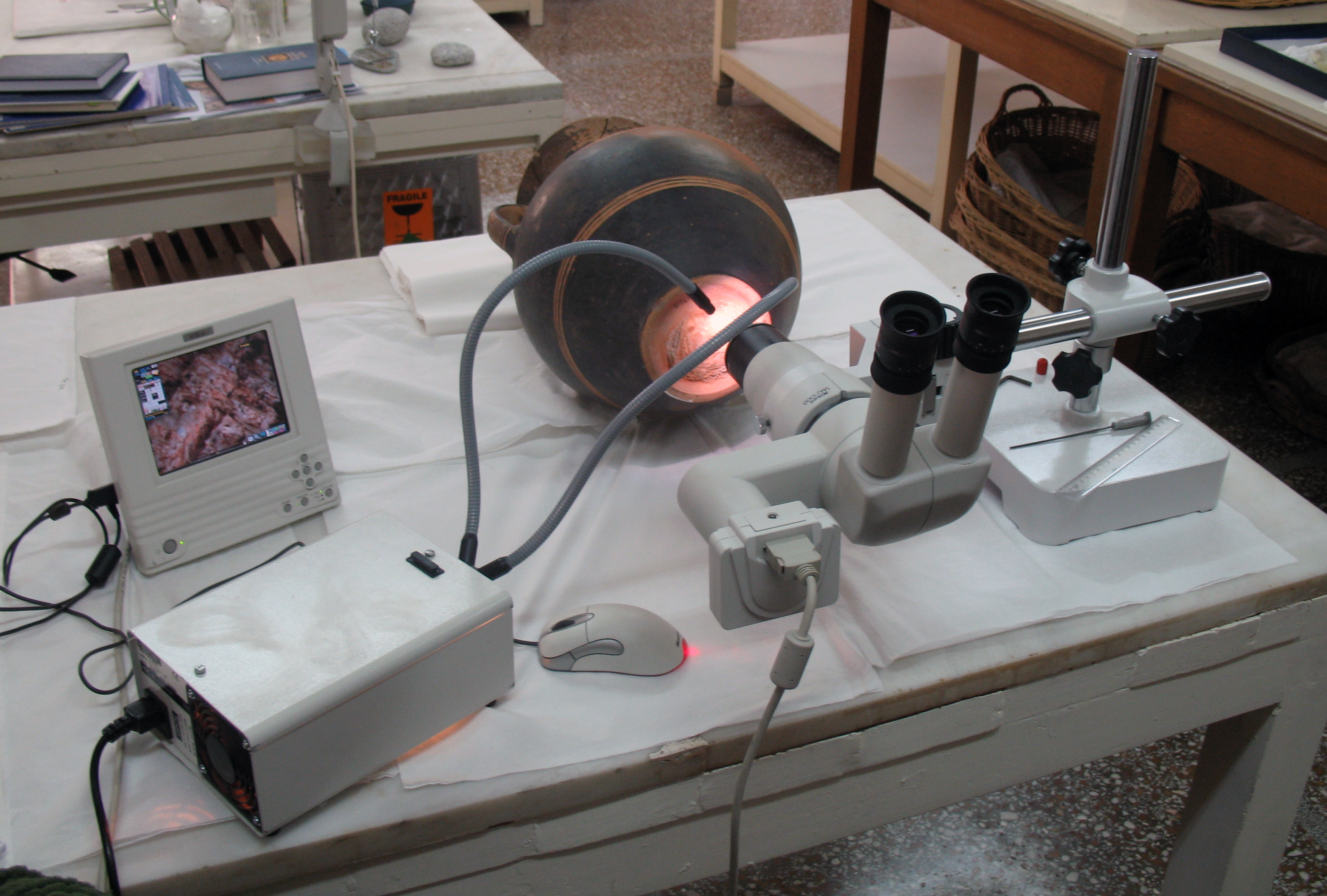 Stereoscope study of an archaeological textile. Photo S. Spantidaki.